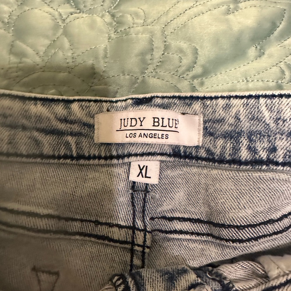 Judy Blue Star and Stripe Jean Shorts bin4 - Picture 3 of 4